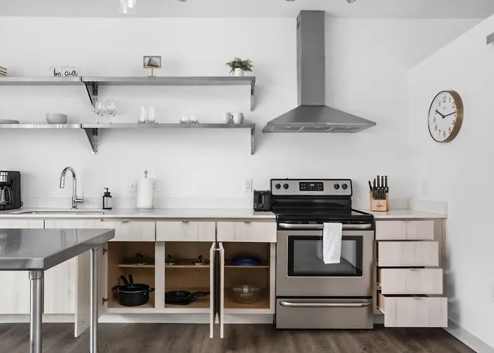 Cozysuites I Trendy 1Br, Bottleworks Indy #2