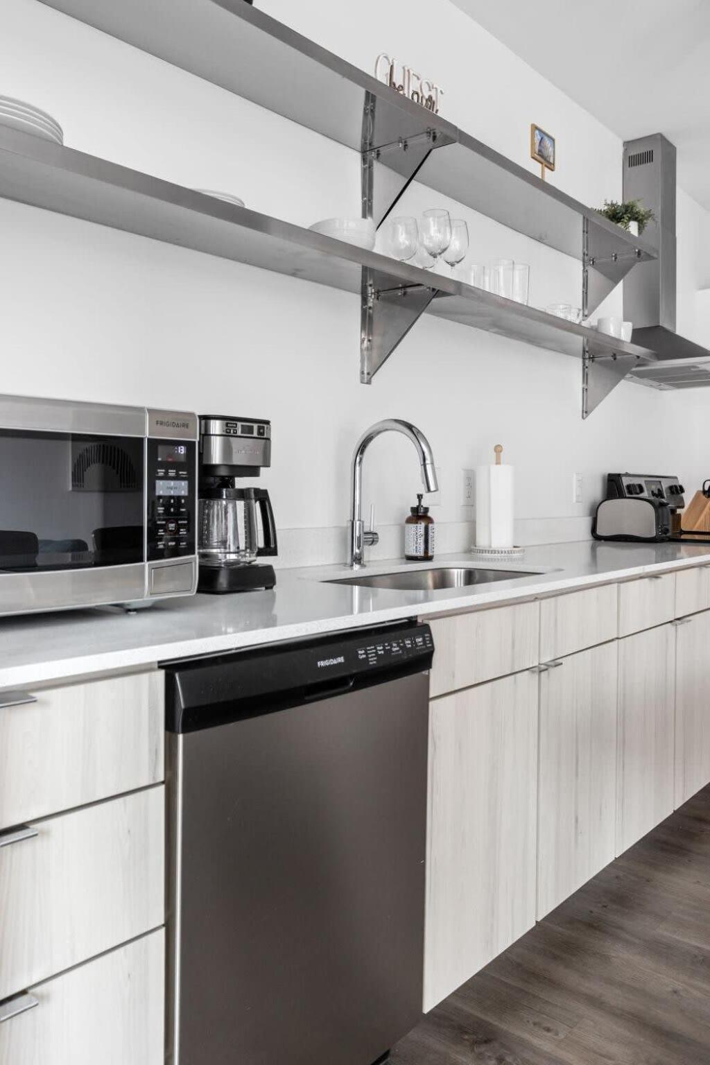Cozysuites I Trendy 1br, Bottleworks Indy #2 *
